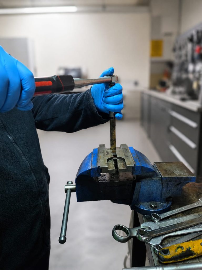 Diagnosticamos, probamos, calibramos y reparamos inyectores diésel Common Rail, utilizando equipos especializados para comprobar su funcionamiento antes y después de cada intervención.