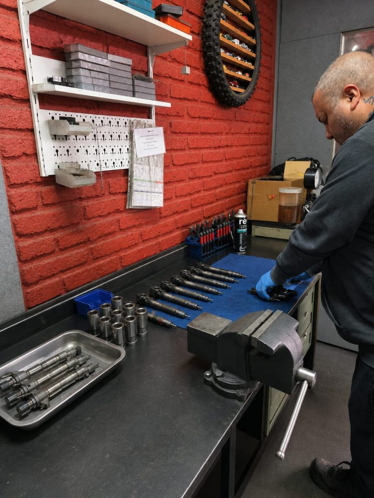 Realizamos la codificación de inyectores diésel para garantizar una comunicación correcta entre cada inyector y la unidad de control electrónico (ECU) del motor.