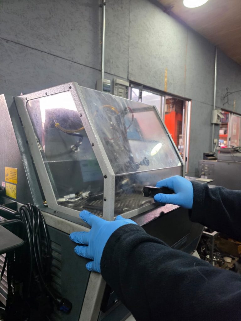 Realizamos pruebas especializadas en banco de prueba para inyectores diésel, permitiendo evaluar con precisión su funcionamiento antes y después de una reparación.